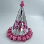 כובע Happy Birthday כסף עם פונפונים ורוד נצנץ