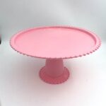 מעמד לעוגה ורוד עם רגל גבוהה